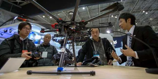 politia din tokyo a infiintat o brigada speciala pentru interceptarea dronelor foto epa