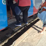 un barbat se urca cu dificultate in tren  Foto FB Ovidiu Avramescu jpg