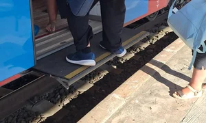 un barbat se urca cu dificultate in tren  Foto FB Ovidiu Avramescu jpg