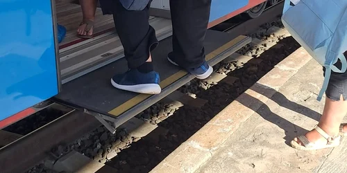 un barbat se urca cu dificultate in tren  Foto FB Ovidiu Avramescu jpg