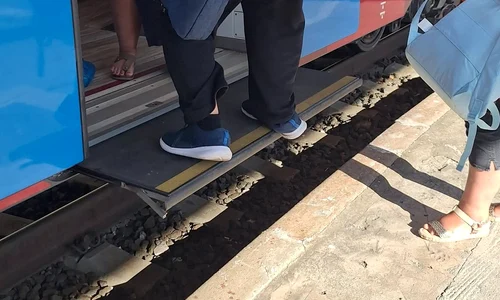 un barbat se urca cu dificultate in tren Foto FB Ovidiu Avramescu jpg