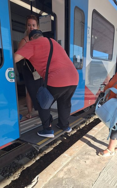 România cumpără trenuri noi, dar multe gări nu sunt pregătite pentru ele