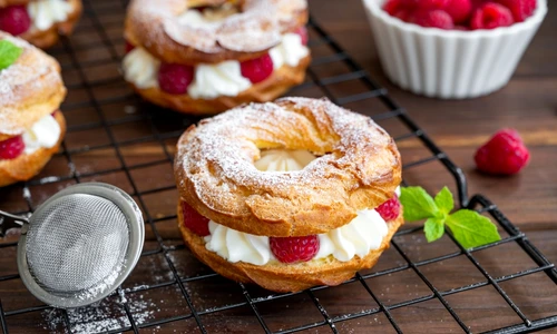 Inele cu crema si fructe  Sursa foto shutterstock 2038354217 jpg