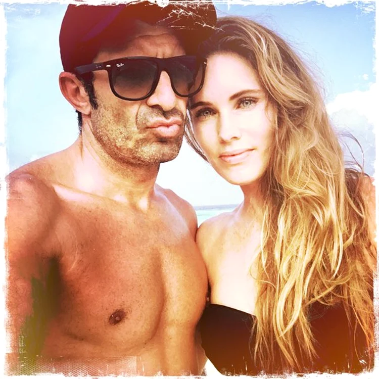 
    Luis şi modelul Helen Svedin se bronzează pe plajele din Ja ManafaruFoto Click!  