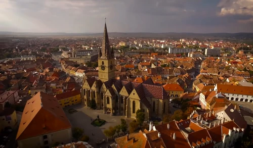 Vedere aeirană asupra celei mai înalte construcții din Sibiu - turnul Catedralei Evanghelice Sibiu