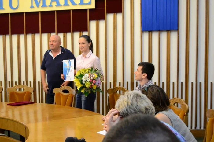 Simona Pop a fost premiată astăzi de primarul municipiului Satu Mare, Dorel Coica