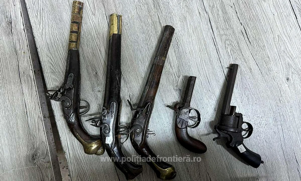În microbuz au fost găsite mai multe puști și pistoale. FOTO Poliția de Frontieră