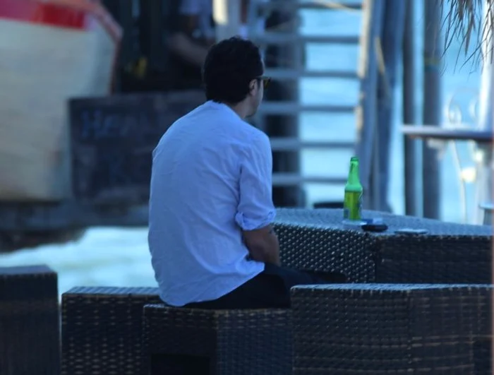 Fostul iubit al vedetei a stat trist şi retras la o masă 