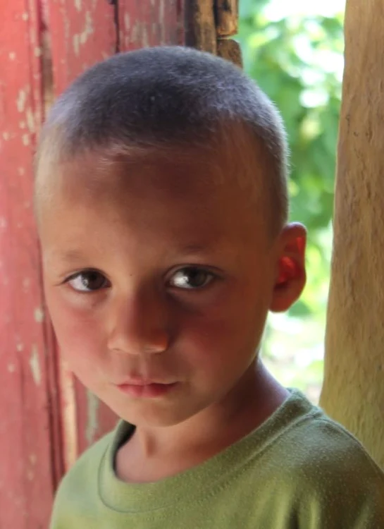 
    Andrei Alexandru Agape, de 10 ani, a fost găsit mort, înfășurat într- pătură și legat cu sârmă ghimpatăFOTO: bzi.ro  