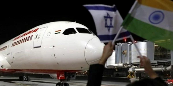 Avion Air India aterizand pe Aeroportul din Tel Aviv dupa traversarea spatiului aerian al Arabiei Saudite FOTO AFP
