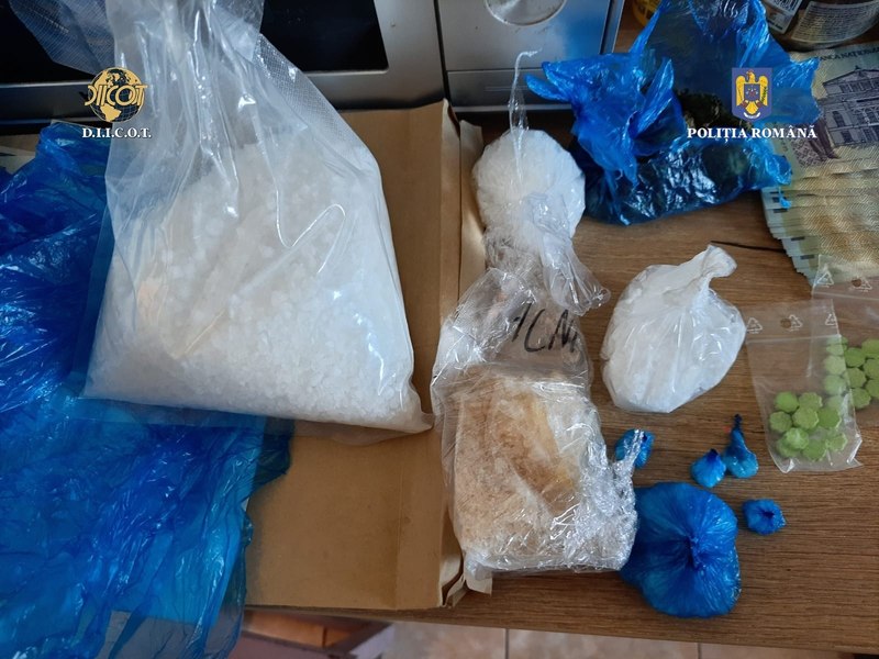 Afacere cu droguri de mare risc, pusă pe roți în Galați. Trei persoane, arestate preventiv