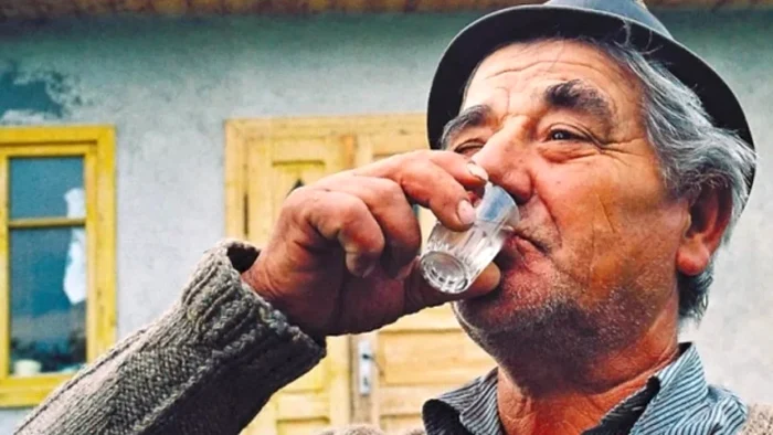 Ţuica fiartă, remediu împoriva răcelii FOTO: adevarul.ro