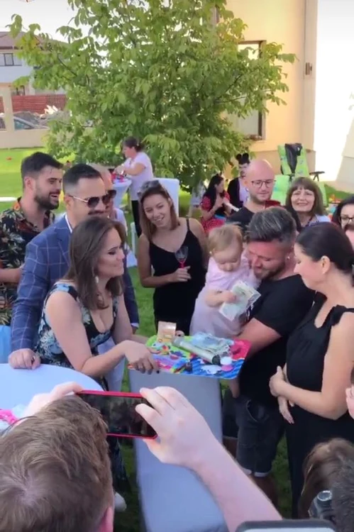Momentul în care Victoria a ales banii