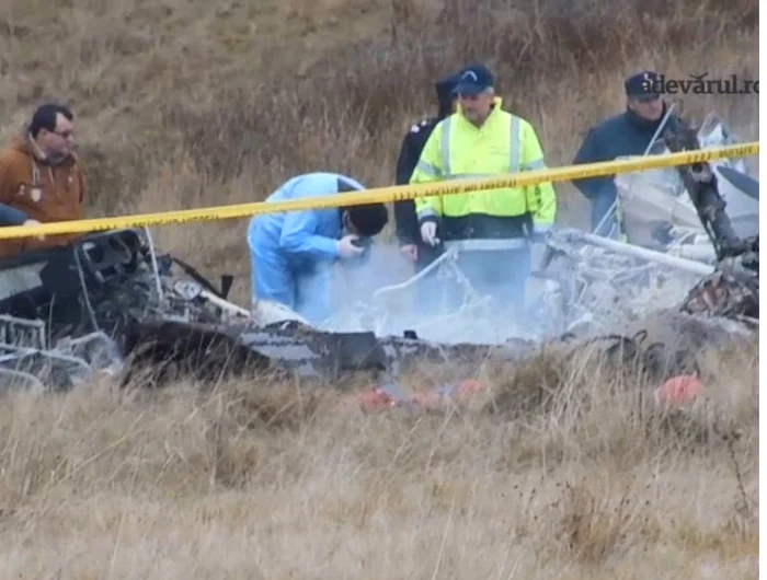 Anchetatorii au verificat fiecare centimetru pătrat al locului în care s-a prăbușit elicopterul (foto adevarul.ro)