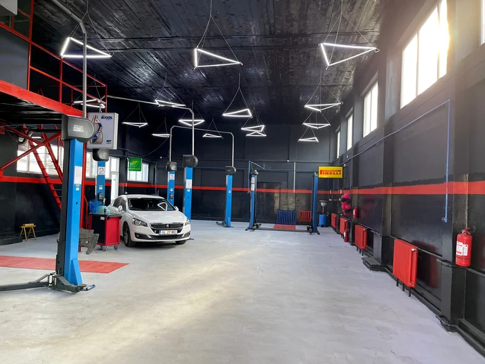Service auto în care se află o mașină albă