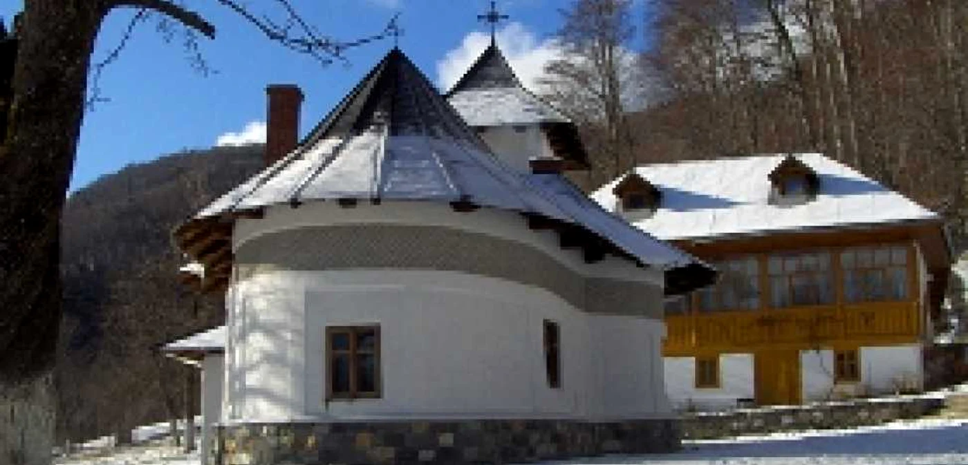 Schitul Locurele se află într-un cadru natura deosebit de frumosFOTO http://www.locurele.manastirealainici.ro/