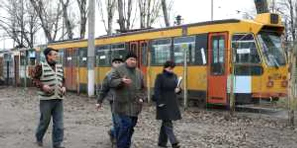 Noii proprietari s-au folosit de un executor judecătoresc pentru a-şi delimita proprietatea Foto Costi Chirilă