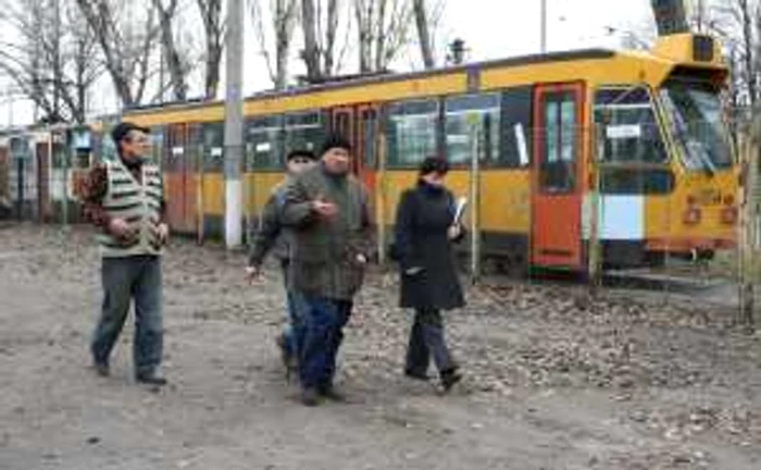 Noii proprietari s-au folosit de un executor judecătoresc pentru a-şi delimita proprietatea Foto Costi Chirilă