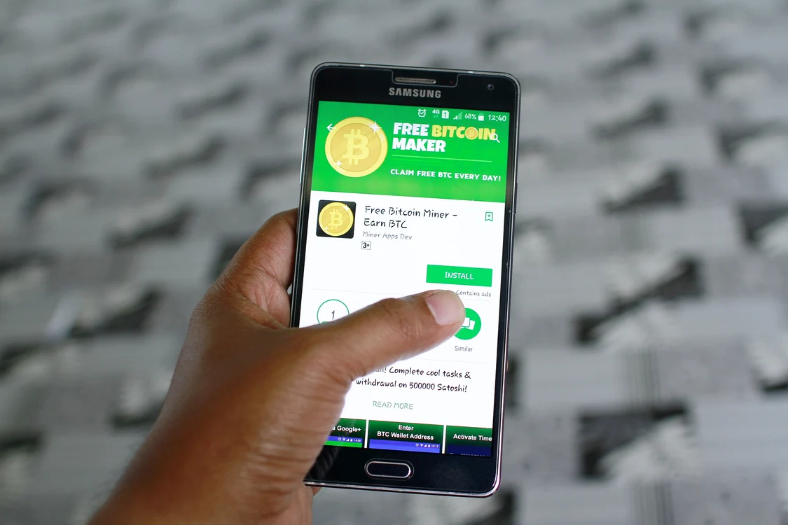 Aplicație falsă de minare Bitcoin pe smartphone. FOTO Shutterstock