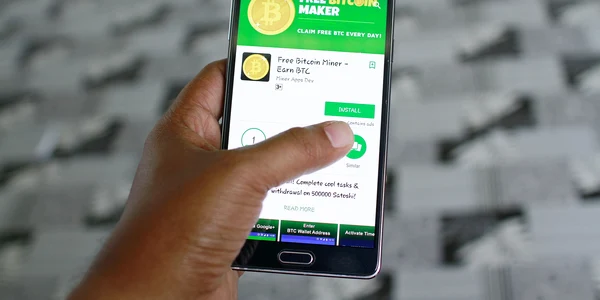 Aplicație falsă de minare Bitcoin pe smartphone FOTO Shutterstock jpg