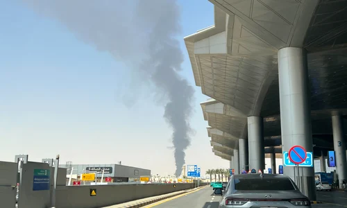 Fum gros se vede în apropierea Aeroportului Regele Khalid din Riad
