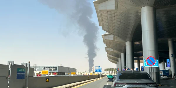 Fum gros se vede în apropierea Aeroportului Regele Khalid din Riad