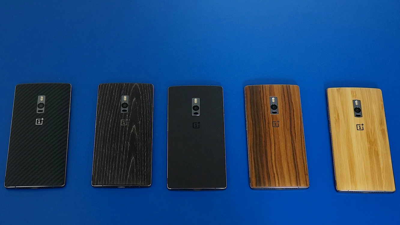 Pentru OnePlus 2 poţi avea mai multe capace pentru baterie.