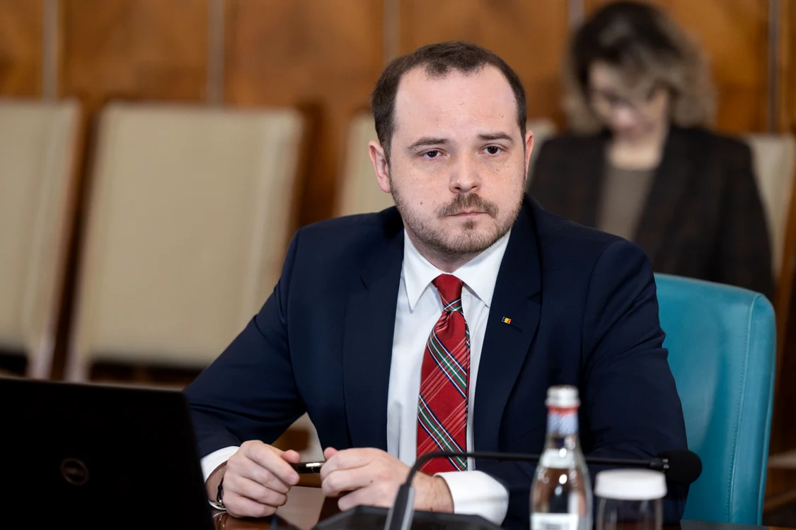Alexandru Rogobete îi dă replica lui Vlad Voiculescu. FOTO: gov.ro