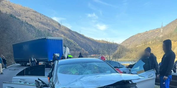 Grav accident rutier pe Valea Oltului în Câineni Vâlcea pentru care a fost solicitat elicopterul SMURD Foto IPJ Vâlcea