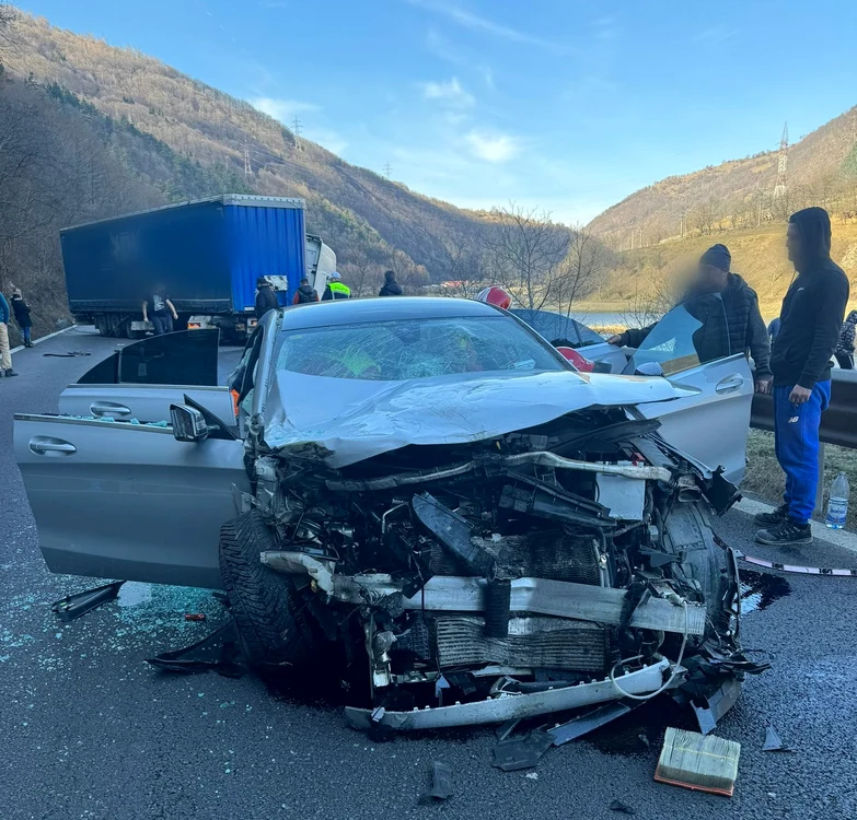 Grav accident rutier pe Valea Oltului în Câineni Vâlcea Foto ISU Vâlcea
