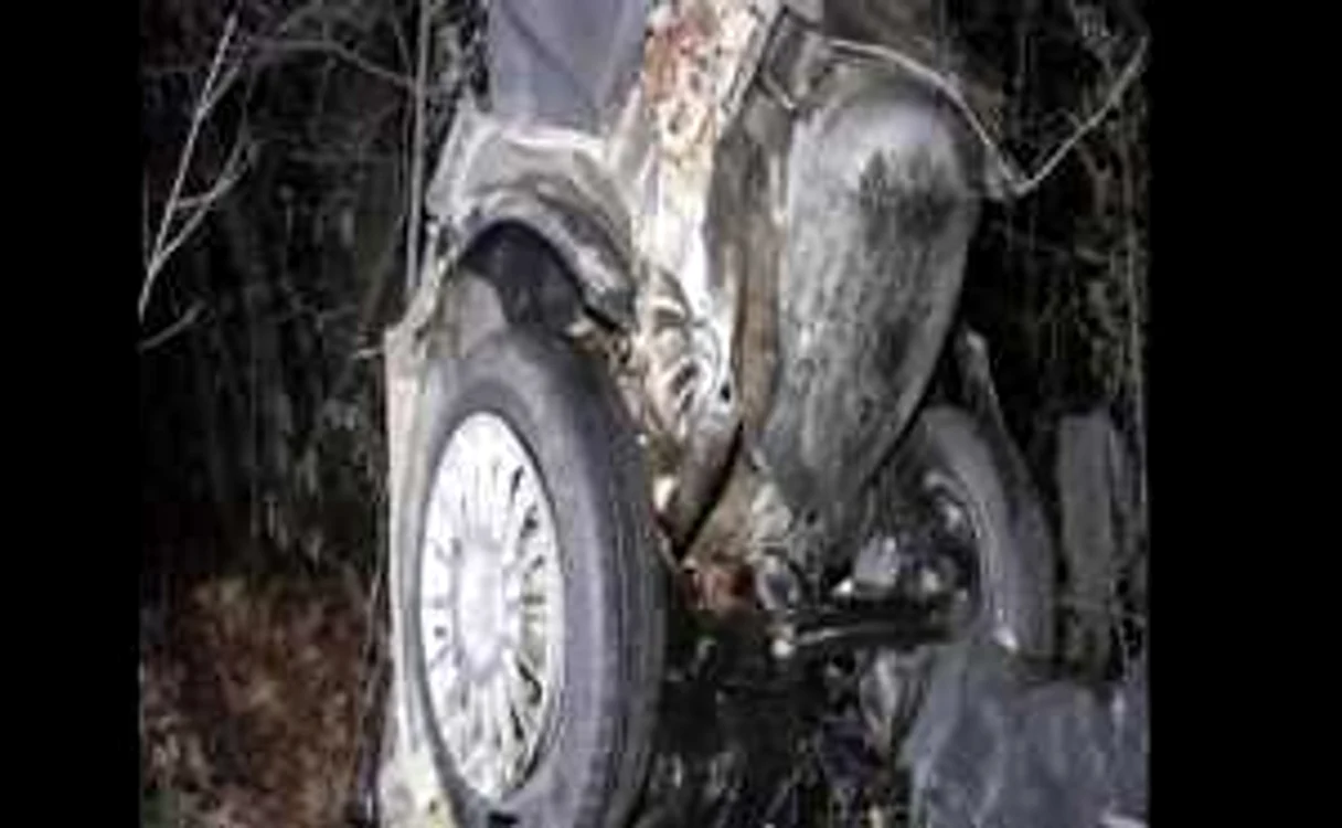 Un mort, patru răniţi şi o maşină ruptă în două