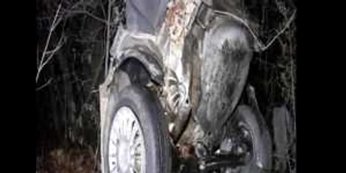 Un mort, patru răniţi şi o maşină ruptă în două