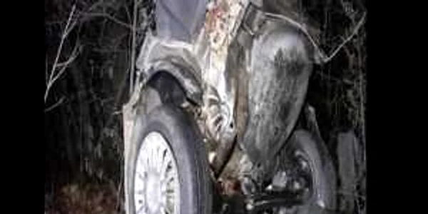 Un mort, patru răniţi şi o maşină ruptă în două