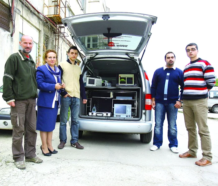 
    Echipa care face testele pe teren e formată din cinci persoane.  