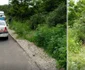 Accident straniu într-un sat din Vâlcea - o maşină cu trei pasageri printre care şi un copil a plonjat într-un lac - locul pe unde autoturismul a părăsit partea carosabilă Foto Adevărul