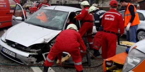 Cinci oameni au fost raniti intr-un carambol de masini la Stolniceni