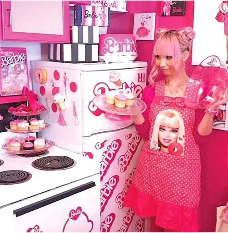 Toate obiectele din bucătărie poartă marca Barbie