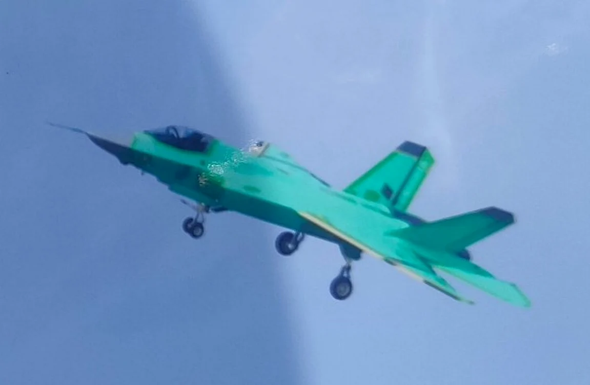Un nou model de avion invizibil chinez destinat lansării de pe portavioane fotografiat în zbor FOTO Twitter
