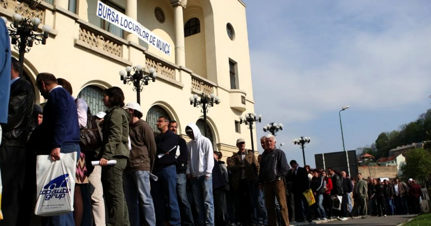 Aproape 800 de persoane vor fi concediate în următoarele două luni