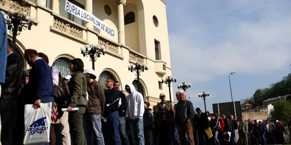 Aproape 800 de persoane vor fi concediate în următoarele două luni
