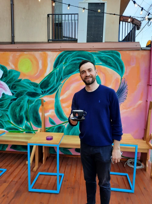 Ștefan, mândru de cafeneaua lui