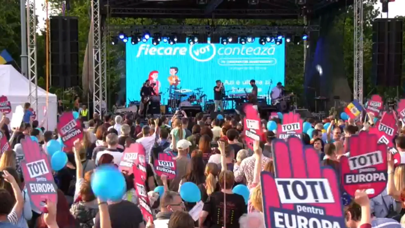 
    Manifestaţia „Toţi pentru Europa” a început în Piaţa VictorieiFoto News.ro  