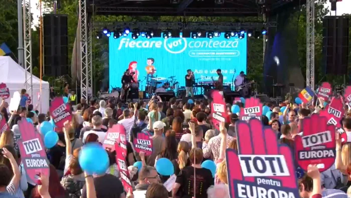 
    Manifestaţia „Toţi pentru Europa” a început în Piaţa VictorieiFoto News.ro  