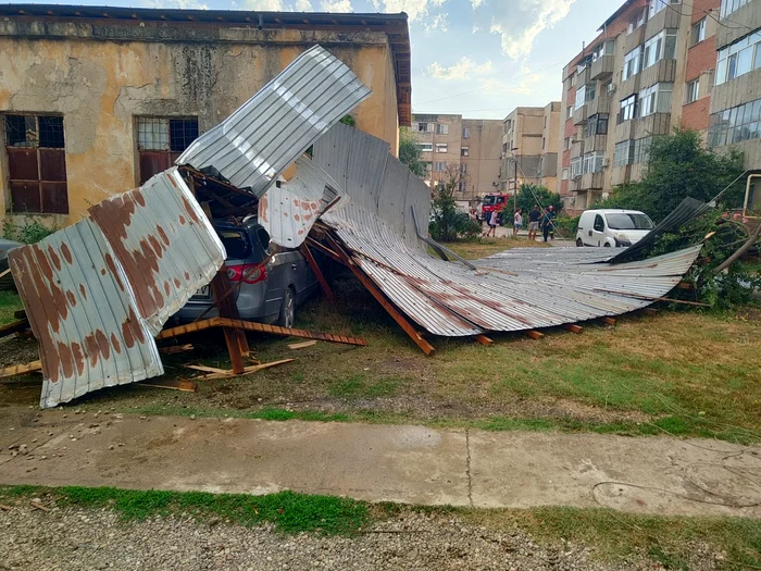 Vijelia a doborât un acoperiș peste mai multe autoturisme, la Corabia FOTO: ISU Olt