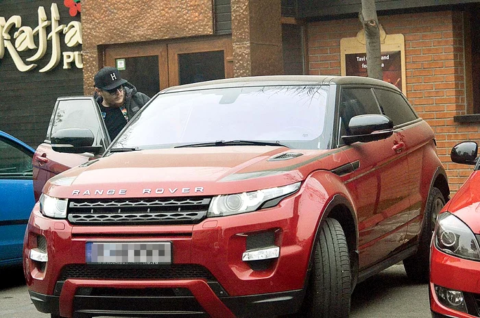 Simpaticul cântăreţ i-a făcut cadou iubitei un Range Rover roşu ca foculFoto: Mihai Caliu