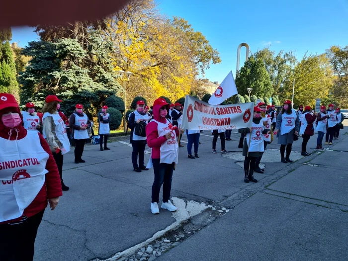 Sindicaliştii au pichetat Prefectura foto: Sanitas