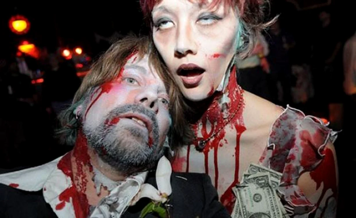 De Halloween, tinerii poartă costume pe cât se poate de înfricoșătoare