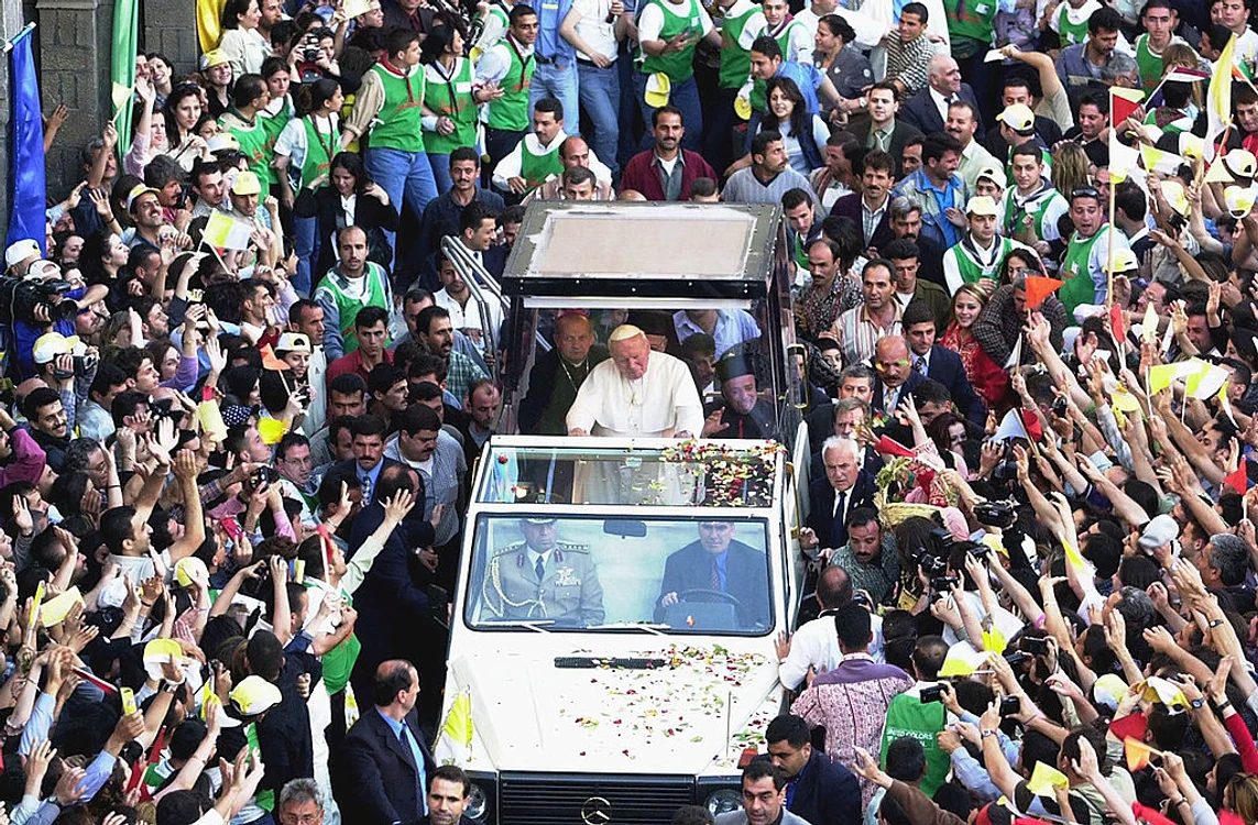 Papa Ioan Paul în papamobil. FOTO: arhivă