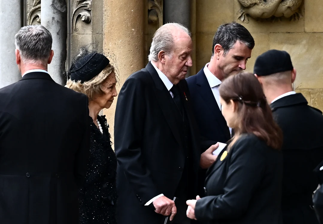 Juan Carlos, fostul Rege al Spaniei, a venit să îi  aducă un ultim omagiu Reginei Elisabeta a II-a