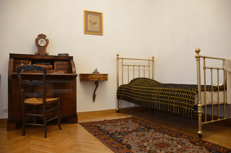 Camera lui Ion C. Brătianu, cel mai longeviv prim-ministru al României, reconstituită la Vila Florica. Ce exponate are